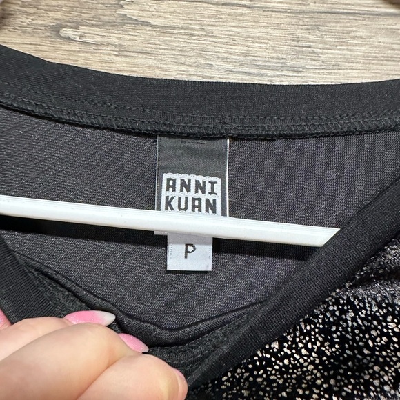 Anni Kuan Black and Gold Graphic Fitted Long Sleeve Top P - Picture 4 of 6